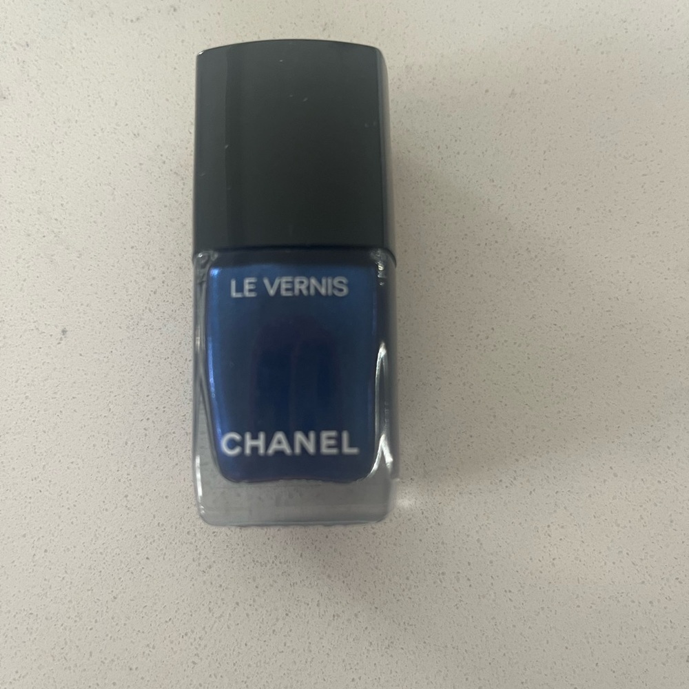 CHANEL Le Vernis Légende Nail Colour in Deep Blue